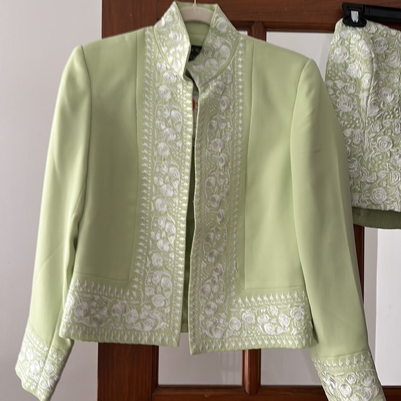 Gorgeous embroidered Jack with matching bustier. 💚 - Picture 4 of 7